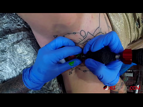 ❤️ Экстремально татуированная красотка Sully Savage сделала татуировку на клиторе ❤️ Порно у нас ️